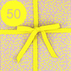 Geschenkpapier mit einer gelben Schleife und der Zahl 50.