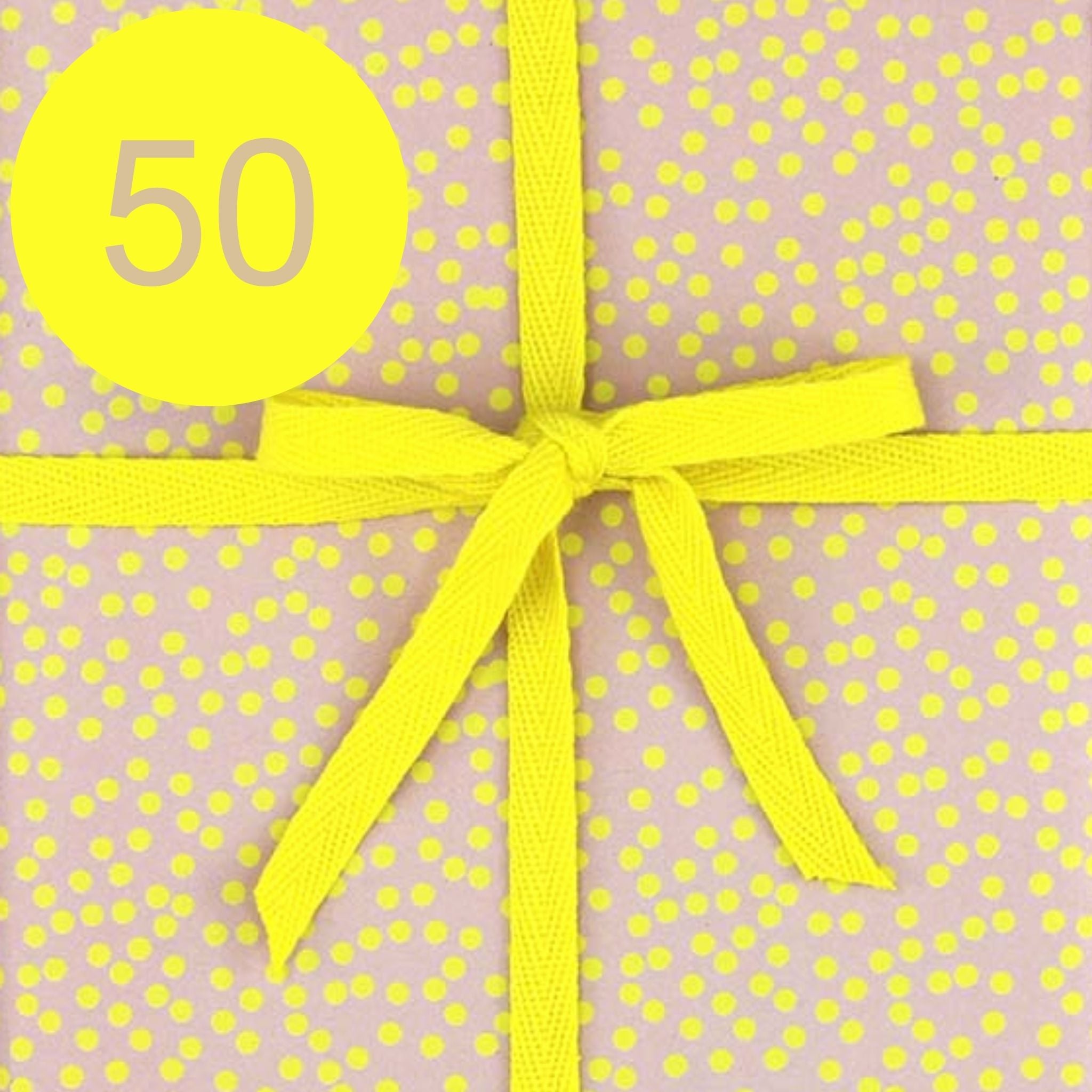 Geschenkpapier mit einer gelben Schleife und der Zahl 50.