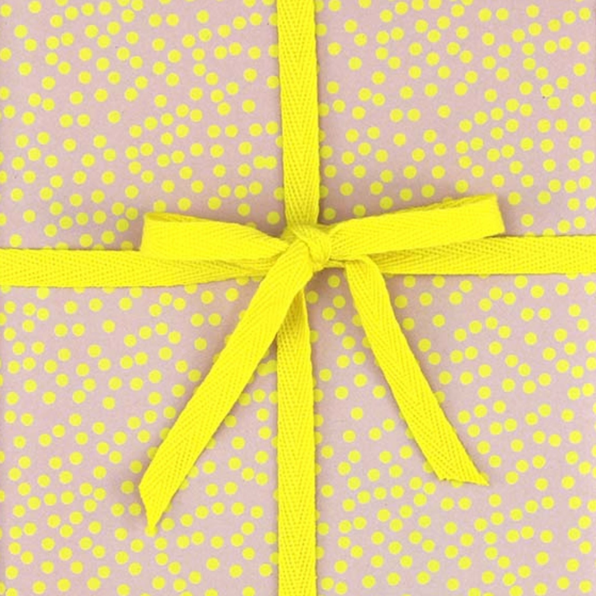 Geschenkpapier mit einer gelben Schleife