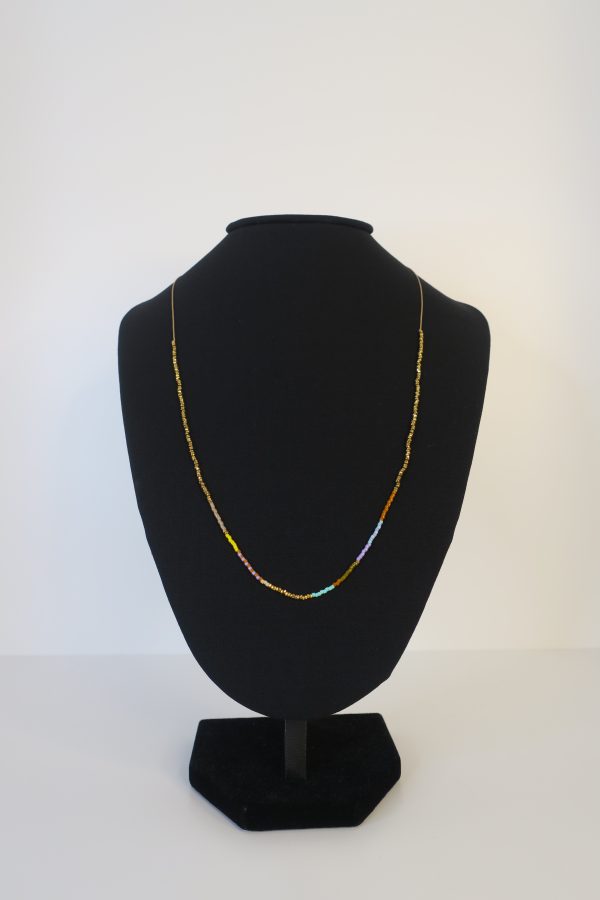 bunte Perlenkette auf einer schwarzen Büste – farbenfrohes Schmuckdesign für Sommer-Looks