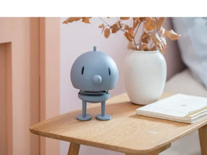 hoptimist figur bumble soft in blau auf tisch mit vase
