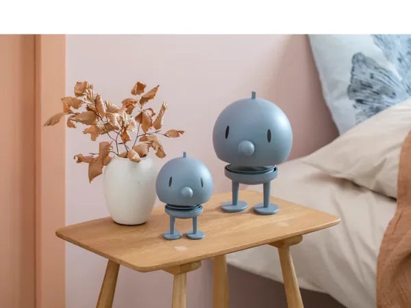 zwei hoptimist figuren bumble soft blau auf nachttisch mit vase