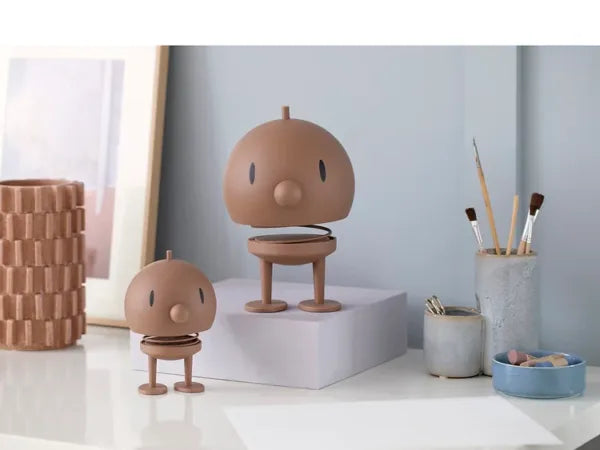 zwei hoptimisten bumble soft in choko auf schreibtisch mit pinseln und deko