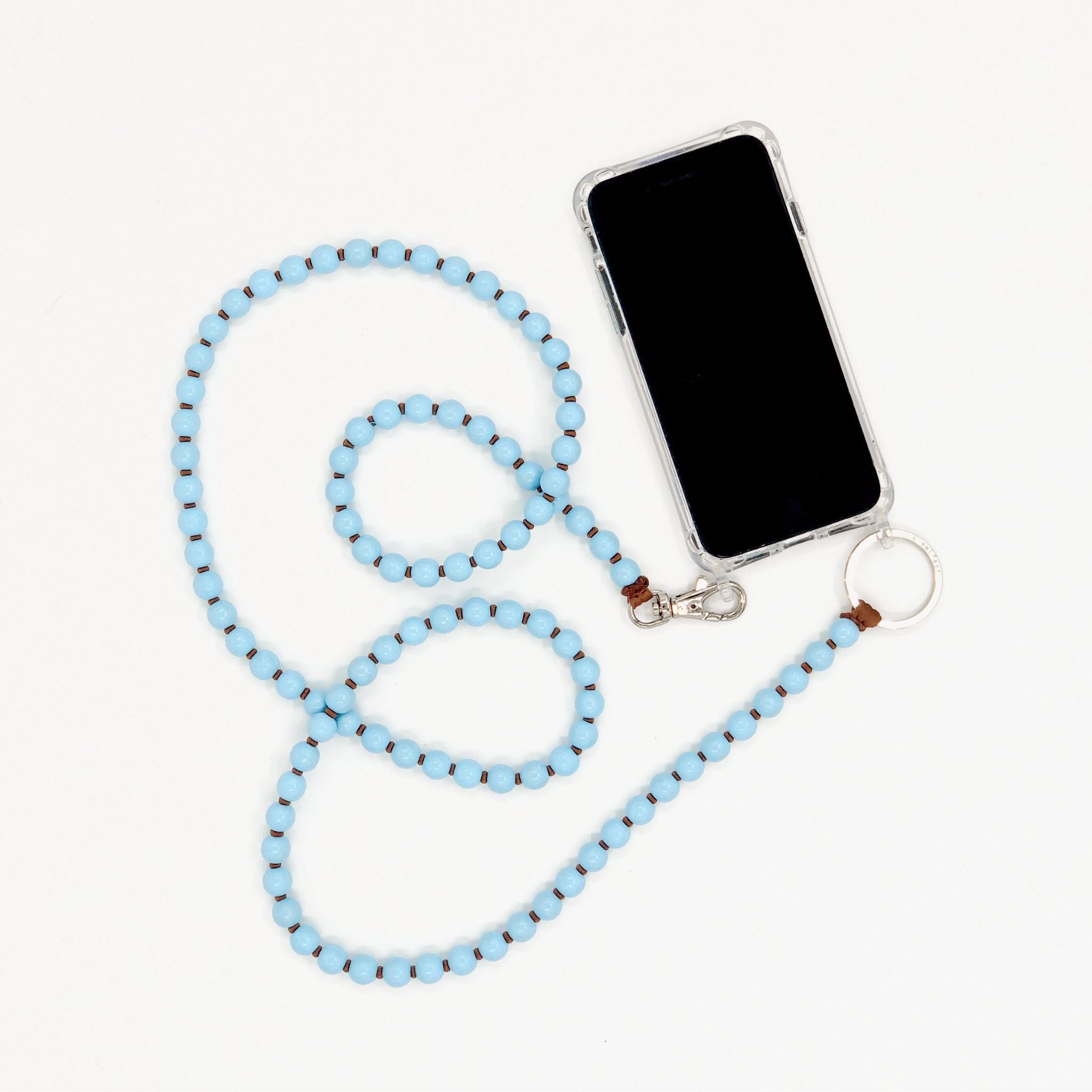 Lange Handykette aus hellblauen Holzperlen mit silbernem Schlüsselring und kleinem Karabinerhaken.