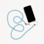 Lange Handykette aus hellblauen Holzperlen mit silbernem Schlüsselring und kleinem Karabinerhaken.