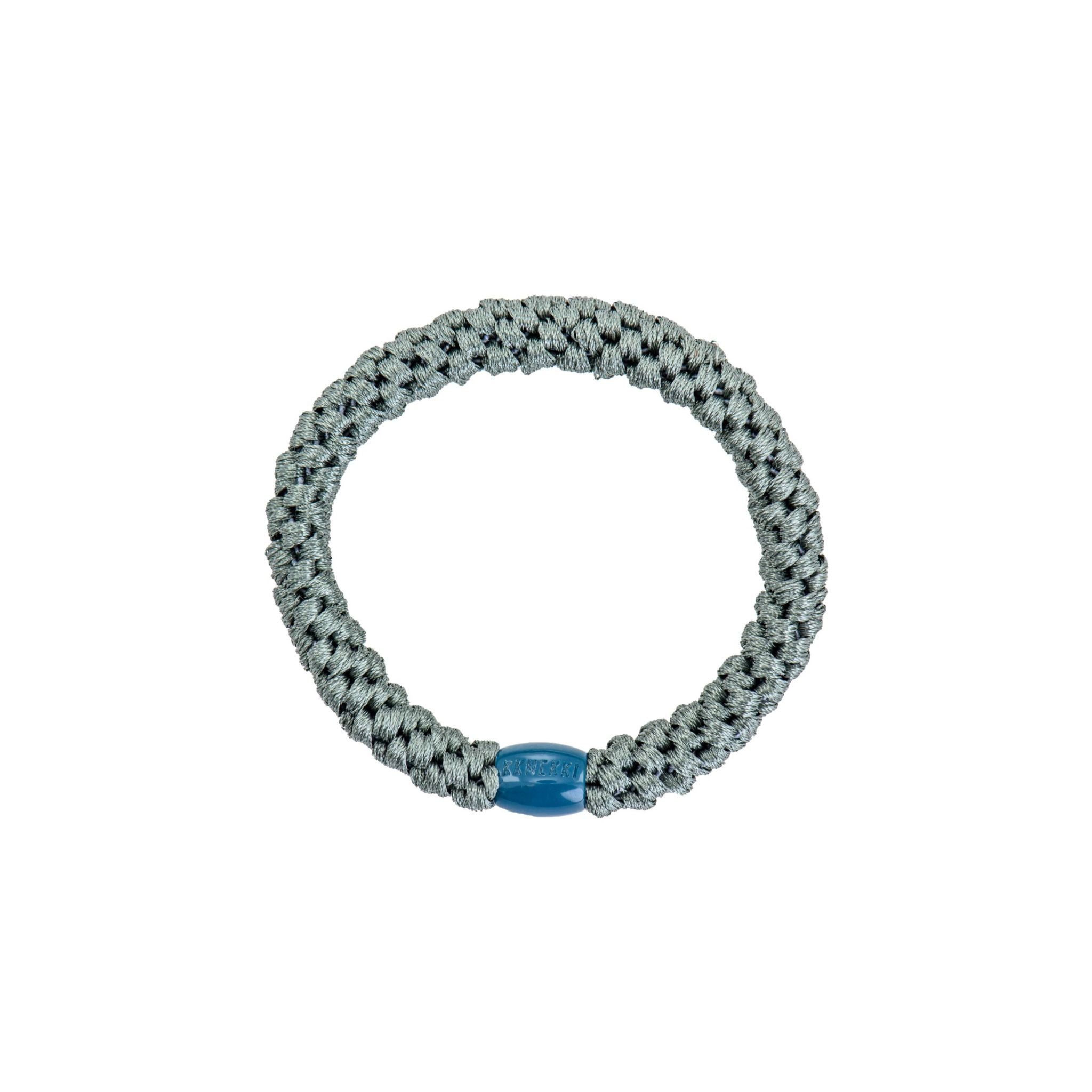 Salbeigrüner Kknekki Haargummi mit geflochtener Struktur. Dicke Version.
