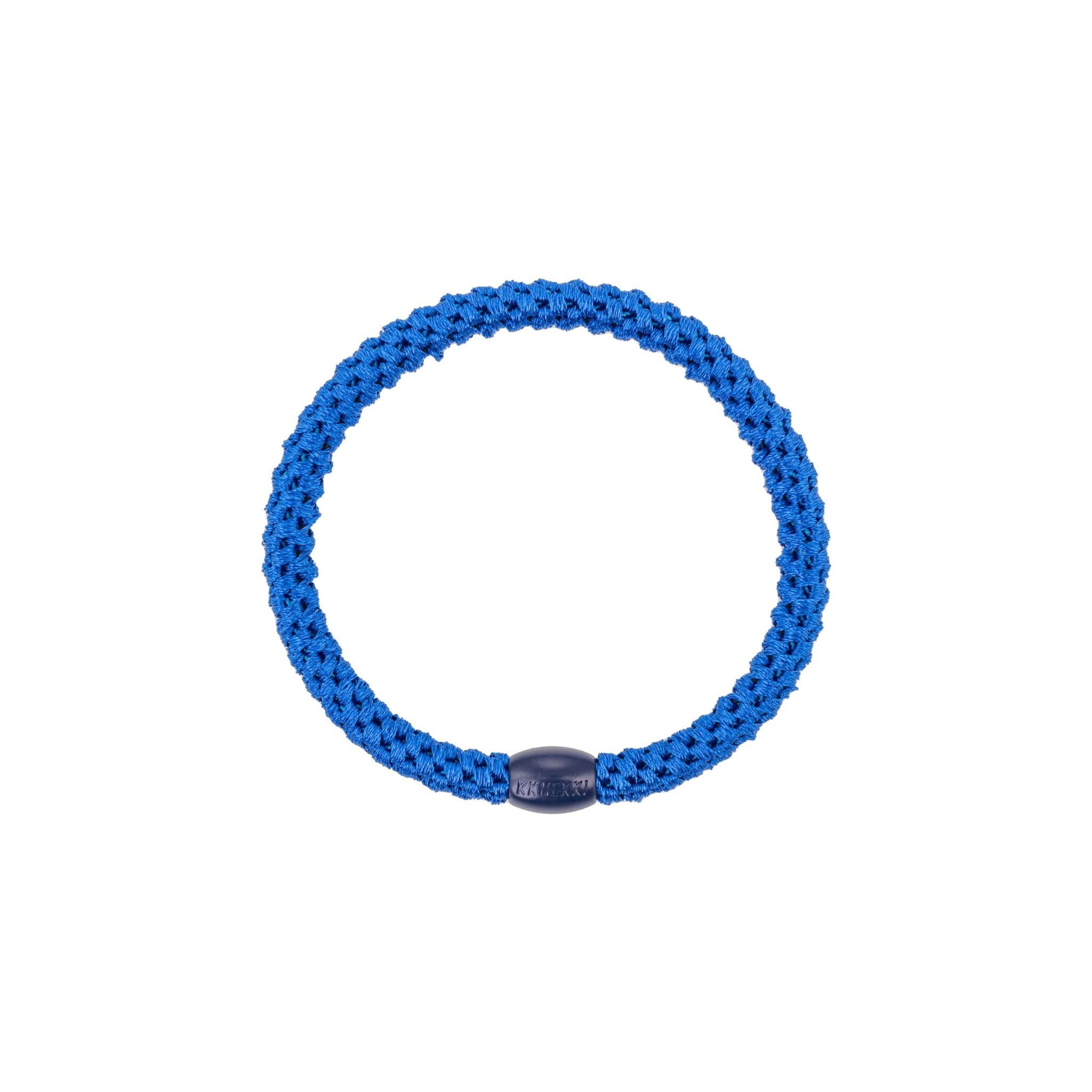 Leuchtend blauer Kknekki Slim Haargummi mit geflochtener Struktur.