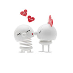 Zwei kleine Hoptimisten in weiss. Der Junge mit dem I love you Herzen auf dem Kopf und das Mädchen.