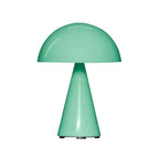 Tragbare Lampe in gruen vor weissem Hintergrund