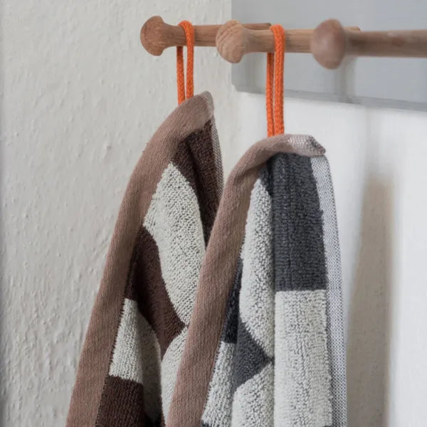 mette ditmer gästehandtuch retro braun aus 100% bio-baumwolle gehängt an einer Holzleiste