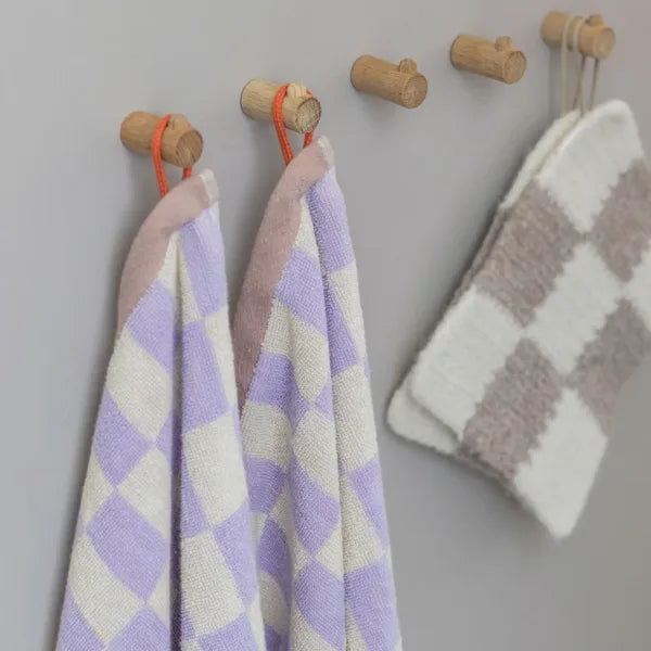 mette ditmer gästehandtuch retro muster flieder aus 100% bio-baumwolle mit orangem Hänger