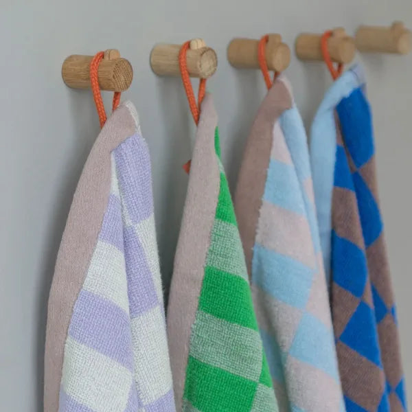 mette ditmer gästehandtuch retro muster grün aus 100% bio-baumwolle mit orangem Hänger