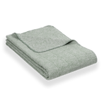 Grüne Baumwolldecke Finn im Fischgrätmuster zusammengelegt auf transparentem Hintergrund