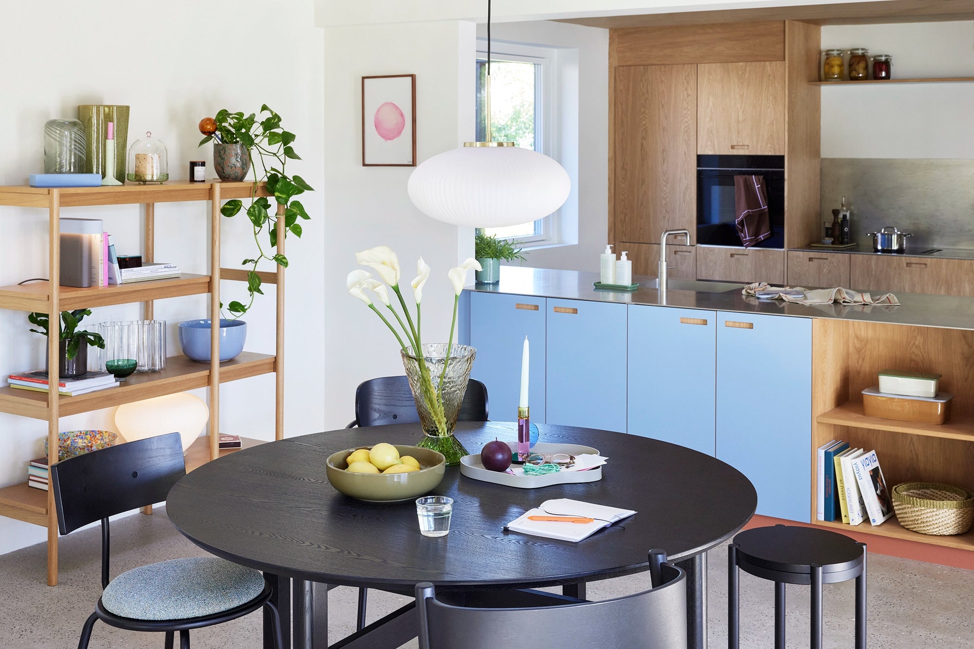 moderne scandi küche mit esstisch, regal und pflanzen