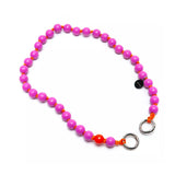 Handykette aus pinken Holzperlen mit zwei silbernen Rundkarabinern.