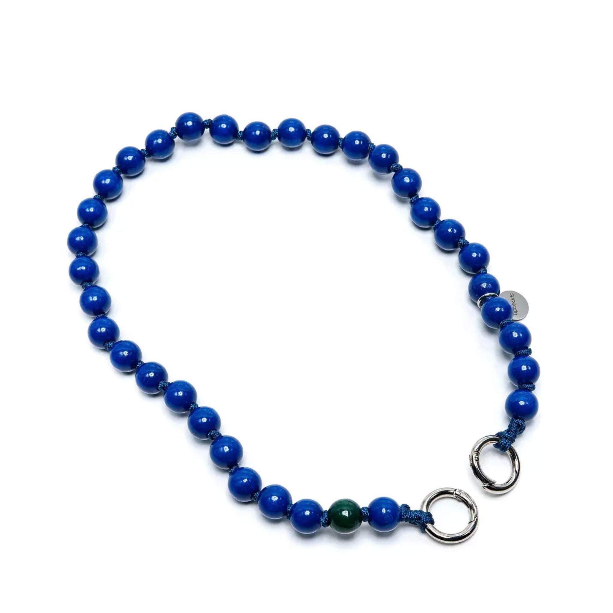 Handykette aus blauen Holzperlen mit zwei silbernen Rundkarabinern.