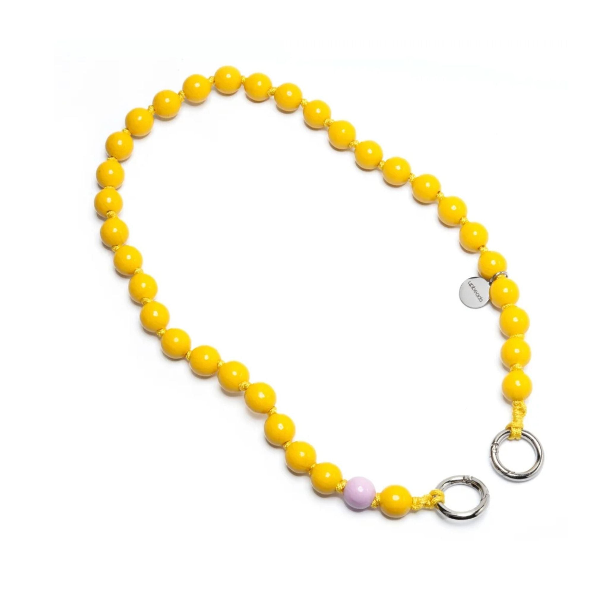 Handykette aus gelben Holzperlen mit zwei silbernen Rundkarabinern.